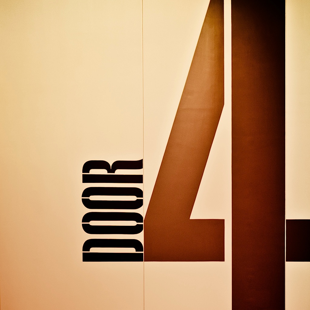 Со всех сторон горы неприступные, красноватые скалы, обвешанные зеленым плющом