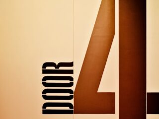 Со всех сторон горы неприступные, красноватые скалы, обвешанные зеленым плющом